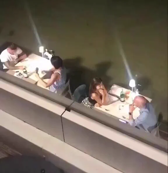Two types of relationships these days.One couple is spending time on the phone, the other is enjoying the moment. https://t.co/sxqhkUd6oE