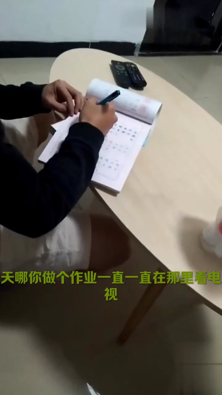 老妈辅导儿子写作业时忽然情绪大爆发，借口让儿子进屋写作业，但是自己抚摸总感觉不满足，干脆进屋找儿子帮忙，故意在一旁帮儿子按摩，但是青春期的儿子哪能受得了这种诱惑，在妈妈的帮助下一步步开始了寻欢之旅~后续看一楼回复哈~https://t.co/WtBEtbgKxn