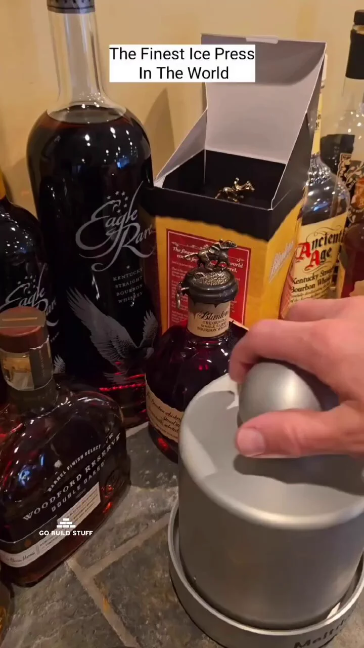 Modeling ice for a stylish drink[📹 gobuildstuf]https://t.co/rvxNprdREB