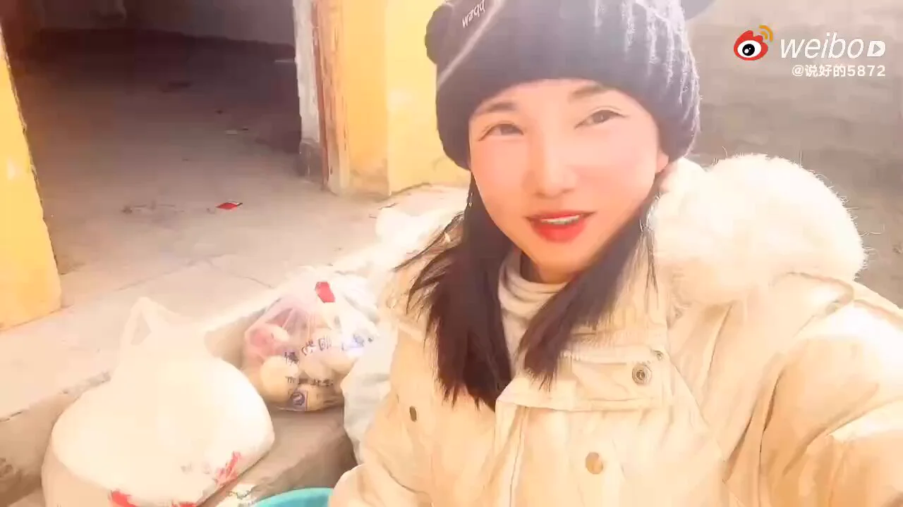网曝自驾游女网红在无人区发现了一片房屋，把里面的救援物资“全部打包带走"喂狗。网友提醒这些物资是无人区牧民应急用的，却遭该女子回怼:我就爱拿别人东西。女子或涉嫌破坏公共设施罪，刚刚账号已被封。盐碱地都是些什么货色！如果在邪路国家，通常的做法会把自己多余的物资添加到应急物资里面，这些人真的是祸害，走到哪里，就祸害到哪里，不管是墙内还是墙外，都是保持害人的本色不动摇。