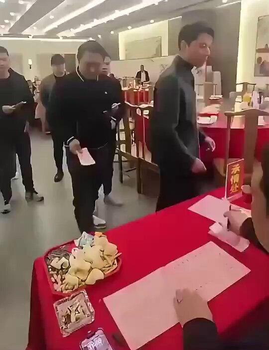 老赖结婚碰到收债的狠人🤣!
这家伙可能等很久了才出招？🤣 https://t.co/lwg44rTQg4