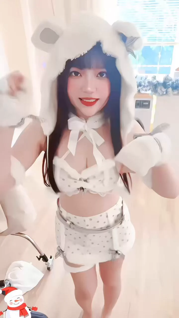 不好意思…哪個是你掉的女朋友？#聖誕節 #聖誕快樂 #情侶 #女朋友 https://t.co/FvK0TbGQgY