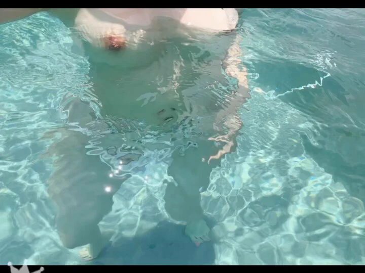 在公共泳池游泳的时候你会介意旁边的女生裸泳吗{{(&gt;_&lt;)}}#露出 @SexytoBaby@SexytoLady@SexytoDoll@SexytoGirl https://t.co/EYonbZN2Yf