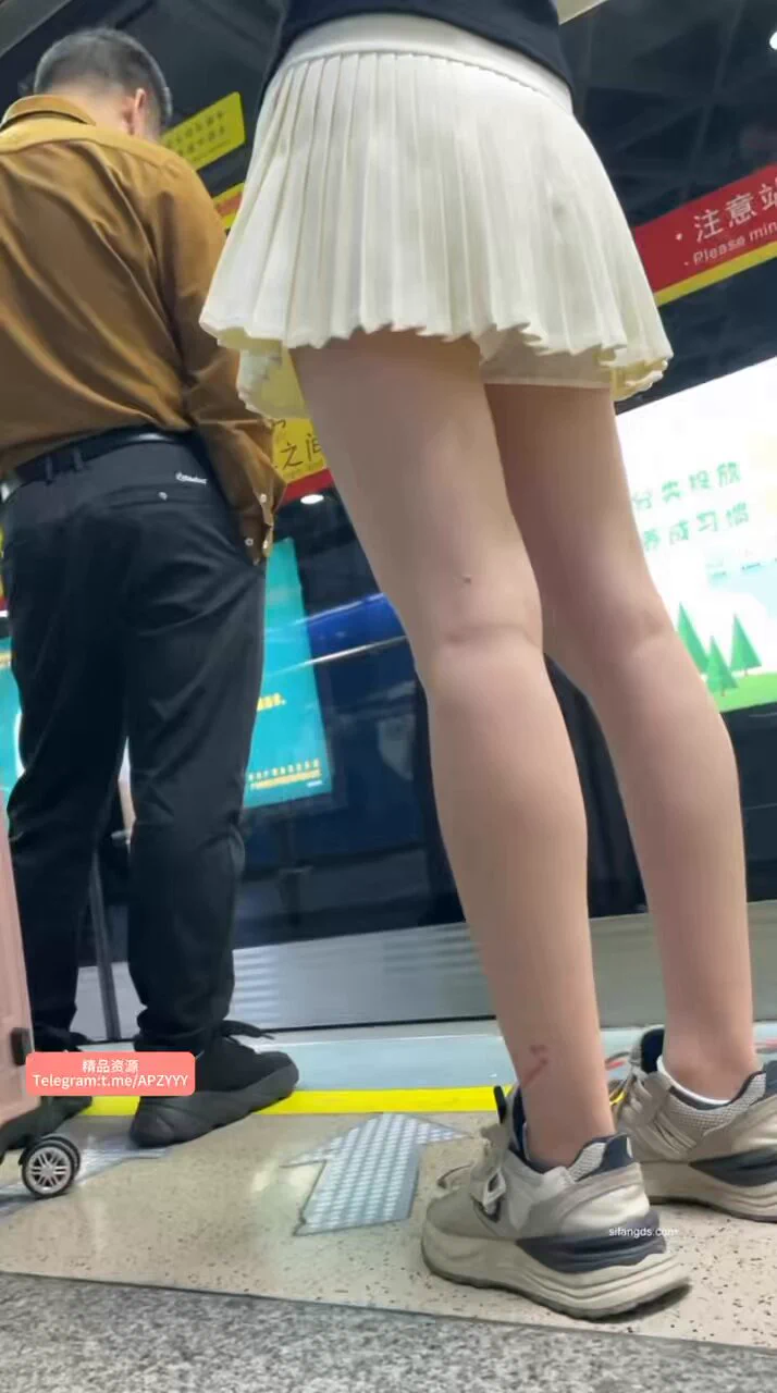 ✨超短百褶裙妹妹 拥有超美极品美腿 闪光灯强制抄底 鸡吧顶腰 太爽了！👉: https://t.co/832V3uH69M https://t.co/4ETUy75jSp