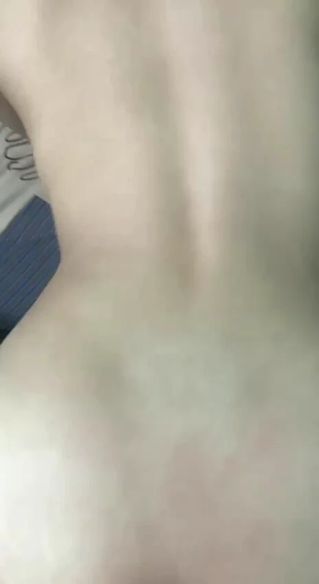 《种马约炮笔记》第六章——我的第一次内射@SexytoBaby@SexytoLady@SexytoDoll@SexytoGirl每次都是熬通宵写这个，请大家看在我如此艰苦的份上，点点关注和转推吧。本来是想一直按照时间线给大家写的，但是出了点差错，我的第一次内射是在第一次3p之前。所以本章节所写的故事发生在第五章之前。故事发生在2011年的暑假，也是我初一升初二的暑假。不知道大家还记不记得2011年暑假大火的一部电视剧《新水浒传》，可谓是火遍大江南北，电视里的张三和阎婆惜私通，西门庆和潘金莲上演活春宫，潘巧云和裴如海偷情，卢俊义的老婆贾氏和管家李固通奸。每一个香艳的画面都看的我面红耳赤。也是那年暑假开始我进入了青春期，声音开始变化，也就有了我的第一次射精，还是内射……话说回来，暑假我跟我妈都去到我爸打工的城市，我妈去做两个月零时工补贴家用。当时住的出租屋已经住了好几年了，院子里一共有6间房子出租，6间住户都是我们老乡，认识好几年了的。住我家对面的一对夫妻是男方40多岁，女方23岁，我管男的叫伯伯（无血缘关系），管那女的叫娟姨。你们可千万别以为年龄相差这么多是因为男的很有钱，其实那男的人挺老实的，就是单身多年一直没找，女的能同意嫁给他也是因为身体有残疾——偏瘫。她有一边手脚几乎是僵硬的，不能像我们正常人一样做动作，但是她还是能行走，就是姿势会比较怪异。那一年，看了水浒传的我，心里痒痒的，总想搞个妹子来日，但是我们那一片几乎没有跟我同龄的女生。有一天下午将近一点多左右吧，娟姨下楼去倒夜壶，等她回来的时候我跟她说：“娟姨，打扑克不？”娟姨一脸疑惑：“打扑克？”我：“对呀，这一下午太无聊了，你天天在楼上除了看电视又能干啥？不如我陪你打会扑克吧。”娟姨：“行啊。”然后我就带着两副扑克牌跟着她上楼了，她楼上还有一层，相比于我们其他几间租户住的平顶房，还是要凉快不少。我俩打扑克可不是赌钱，就是纯无聊打发时间的。一开始她说两副牌太多，一只手根本拿不下，然后我们就只用一副牌，是把两副牌混在一起随机分一半出来，这样两个人打牌也就猜不到对方手里的牌了。打了大概一个小时吧，虽然过程中有说有笑，也聊点家常，但是两个人还是有点无趣的。越到后面话越少，然后有一局结束之后她说歇会，有点累。就径直在床上躺着了。然后我们就聊点别的，我问她的身体是不是小儿麻痹症，以前听邻居说的她是因为得了小儿麻痹症才这样的，然后她亲口告诉我的是偏瘫。又聊到她这种情况有没有受到歧视什么的，然后她说还好，就是自己会心里不舒服，所以只念到初中就没念了。听到这我就放心了，毕竟也认识有几年了，我觉得我有能力忽悠住她。然后我就继续问她平时这样躺着难不难受，有很多姿势都受限制呢。她说还好。这时候我就开启了我的忽悠模式。我说我在生物课上学到一些按摩手法，是中医传承的，虽然说治不好，但是对于放松身体肯定是有好处的，问她想不想试试。娟姨也是个老实人，好像不太懂得拒绝。然后我就让她躺好，从肩膀处开始按摩，慢慢往下，到胸部，再往下到腹部乃至是大腿。能占到这么多便宜，我又开始得寸进尺了。我说：“娟姨，你这穿着衣服，我隔着衣服找不到穴位，要不把衣服脱了吧？”她无奈笑了笑，有点不好意思，我直接上手帮她脱，嘴里还念叨：“别不好意思，身体上这东西我们又不是没见过，你都是成年人了。”她什么都没说，就是笑了笑，好像有点牵强。脱了上衣，这回我让她趴着，我给她按摩后背，从颈部按摩一路往下按到了屁股沟。但是她穿的是牛仔短裤，牛仔裤又厚又硬，手感不是很好。所以我又迅速再来一遍，从颈部继续往下按，但是这一次按到背上时，我顺手把胸罩带解开了，解开之后我立马停下了动作，观察她的反应。但是隔了五六秒她居然没有一点反应，我以为她是不是睡着了。就问了一声：“娟姨，力道怎么样，舒服不？”娟姨：“嗯，挺好的。”她好像压根不知道我把她胸罩带解开了一样。此时的我已经快按耐不住体内的邪火了，借故说有点热，就把自己上身的T恤给脱了。然后叫娟姨再翻过来躺着，翻过来之后胸罩就自然被她压在身下了。这回我胆子更大了，也没问她同不同意，直接趴在她身上，用我的上半身蹭着她的上半身，就类似于你们现在在按摩店遇到的技师用大奶子在你们上半身那样摩擦。边摩擦还边问她舒不舒服，问她我压在她身上难不难受。她说还好。就这样蹭了一会儿之后，我坐起来，双手按在她的胸上，揉捏了一会儿，从上往下按，按到腹部的时候顺手把她的牛仔裤的扣子解开了，解开之后我抬头看看她，没什么反应，就继续拉开拉链，露出了里面的肉色小内裤，果断伸手隔着内裤按摩了她下面部位。但是此时她似乎有点抗拒，双手紧紧抓着自己的裤腰就要重新扣上。看的我一个心急啊，都到了这一步了，怎么能让自己功亏一篑。我立马抓住她的手，发挥我的忽悠技能。语重心长地跟她说：“娟姨，这到了最关键的一步了，胯部和腿部的按摩是最重要的，按了之后不仅你会很舒服，感到身心放松，还有助于行走姿势的改善。”她一言不发，似乎是猜透了我的想法，所以手依旧紧紧抓着自己的裤腰，我又不敢用蛮力把她手掰开。就只能继续忽悠她：“娟姨，你今年23，我13，你只比我大十岁，我叫你姐才更合适。你这个年纪才是恢复的黄金时期，再过几年等你骨骼完全定型了，再厉害的医生也不可能把你的腿矫正过来。当然，我也没那个本身把你完全治好，但是肯定能有所改善，对你的恢复是有好处的。”她依旧不说话，但是这句话说完，她手上的力道明显轻了，我可以把她手掰开了，但是掰开她还是会继续抓着自己的裤子，似乎内心正在挣扎，我就知道我的机会来了，要给她吃颗定心丸。我就立马把自己裤子脱掉，连带着内裤一起。赤身裸体地坦然地面对她，告诉她：“娟姨，你已经是成年人了，不是小女孩，别不好意思，你看我都脱光了跟你坦诚相待，你还怕我会说出去吗？再说了，现在这么热的天，脱掉有利于皮肤呼吸，对身体好。”她看着我挺起的大鸡巴，羞红了脸，立马双手捂住自己的脸。有这机会我肯定不能放过，我再次解开她的裤腰扣子，这次她不但没有反抗，反倒是配合我抬起屁股方便我把她的牛仔短裤和内裤脱下来。这下我俩都是赤裸相对了，她依旧捂着脸不敢看我。此时的我就像一个猎人再看着自己的猎物。 之前没到这一步的时候心急得要死，现在到了这一步反而不那么心急了。我仔细端详着她的下面，阴阜上有着一撮漆黑的阴毛，阴毛上点缀着几滴小水珠，再往下就是两片棕黑色的小阴唇，我轻轻用食指和中指分开她的两瓣小阴唇，里面的粘液有点拉丝的情况。她湿了应该是被我按摩造成的，当时那时的我并不懂这些。我还半开玩笑的说：“娟姨，你看，你这里都热出汗了，还不让我脱，你早该脱下来了。”她抿着嘴笑了一下，然后叹了一口气。我并没有急着插进去，而是把我的谎言园到底，继续按摩着她的大腿内侧，时不时抚摸一下她的阴蒂。娟姨的身体很敏感，每次按摩阴蒂的时候她就会颤抖一下，然后把腿并拢。其实她张开腿也只有健侧的那条腿才能正常做到，患侧的那条腿张不太开。按摩了几分钟，她下面越来越湿了，我真的不明白是怎么回事，但是我心里有点嫌弃这种粘液的，我觉得不卫生，想着再不操她一会儿粘液越来越多我就不敢操了。此时我的鸡巴硬如钢铁，龟头肿胀的都要发紫了。就慢慢趴到她身上，手扶着我都鸡巴对准她的肉穴，缓缓挺了进去。慢慢挺到底，然后我就没再动，观察她的反应，我不知道她会不会剧烈反抗我。好在她似乎早就知道并且默许了我的邪恶想法一样，并没有抗拒我，只是嘴里时不时传出一些闷哼声。这是我青春期的第一次做爱，还是无套的。跟前几次的感觉完全不一样。前面的章节有提到过我小时候包茎，包皮翻不过来的。直到上六年级的暑，一次洗澡的时候我用力硬翻才翻过来。当时在澡盆里一碰到龟头就浑身打哆嗦，太敏感了。所以这一次才算是我真正意义上的第一次性交，是龟头先进去的，最真实的生殖器的接触。给我的感觉太真实了，里面很暖和，很紧，感觉自己的整个大鸡巴都被她包裹着。我插进去之后见娟姨没有反抗，就缓慢抽出来再缓缓插进去，整个过程不敢快速，因为太敏感了。我还抽出双手放在她的乳房上不停给她按摩，时不时吸吮一下她的乳头。她也情不自禁地抱着我。然后我也把双手伸到她颈后搂着她，抱得很紧，我上半身紧贴着她，感受着她的心跳，感受着她的乳头贴着我的胸膛的刺激感，下面缓慢地抽插着。我整个人都沉醉在这种感觉里，只想时间停留在这一刻，我就只想跟她操逼操到世界末日……全程没有换姿势，做了有十几分钟的样子，突然她双腿收紧并颤抖着，我感觉她下面突然变得炙热，还把我夹得死死的，有种滚烫的热流从鸡巴根部往龟头传来，就类似于子弹射出枪膛的感觉。伴随着马眼的一阵烧灼的疼痛感传来。我瞬间对娟姨失去了性趣，甚至可以说是对跟她做爱有点反感。没错，我射了。内射在娟姨的阴道里。然后我迅速起来，也不知道要擦下，就直接把衣服都穿好，坐在边上。娟姨慢慢坐起来，脸色明显变得红润了许多，她也开始慢慢穿衣服，穿到戴胸罩的时候说了句：“这个戴着确实不舒服，算了，懒得戴了。”说完就把胸罩丢到床边，套上了T恤。见我一直不说话，娟姨还关心地问道：“你怎么了？”我：“哦，没什么。娟姨你现在感觉怎么样，按摩完是不是感觉要舒服些？”娟姨：“嗯，确实是要好些。”说完还抿着嘴笑了笑。后面我俩又有一搭没一搭聊着天，但是我全程都心不在焉的。我就是搞不明白为什么做的好好的会突然对她很反感很排斥，之前明明很享受的啊。直到后来跟她做爱射精好几次之后才慢慢适应这个心理应激过程。简单聊了几句，我就下楼回自己家了。这个事情我也是埋藏在心里，谁也没说，她老公一直都不知道这回事。因为娟姨手脚不便，没有工作，她老公又是普工的打工人，才给了我这个机会。那次之后，几乎每天下午都是重复的情景，一看到娟姨倒完夜壶回来我就追上去说给她做康复按摩，每次娟姨都是会心一笑带我上楼。我跟娟姨的偷情，持续了两个星期。不是不想继续，而是到八月底了，要开学了。同样的康复谎言，我睡了娟姨两个星期；同样的按摩手法，我睡了娟姨两个星期；同样的姿势，我内射了娟姨两个星期。两个星期，每天下午一次，14此内射，娟姨让我从一开始只能10分钟左右练到了能坚持到20分钟左右，敏感度大大降低。后来第二年暑假，我再次去到我爸的城市，但是娟姨和她老公却已经不在了，听我爸说他们生了个女儿，打算回老家发展了，所以就离开了那座城市。往后的日子里再也没有了娟姨的陪伴，但是我永远感激她……