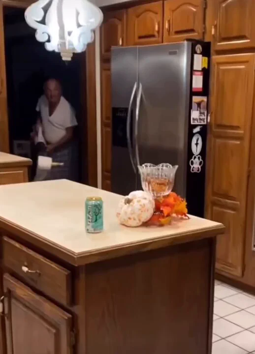 Everyone shows their love in many different ways 😂 https://t.co/C4MjGKqyuD