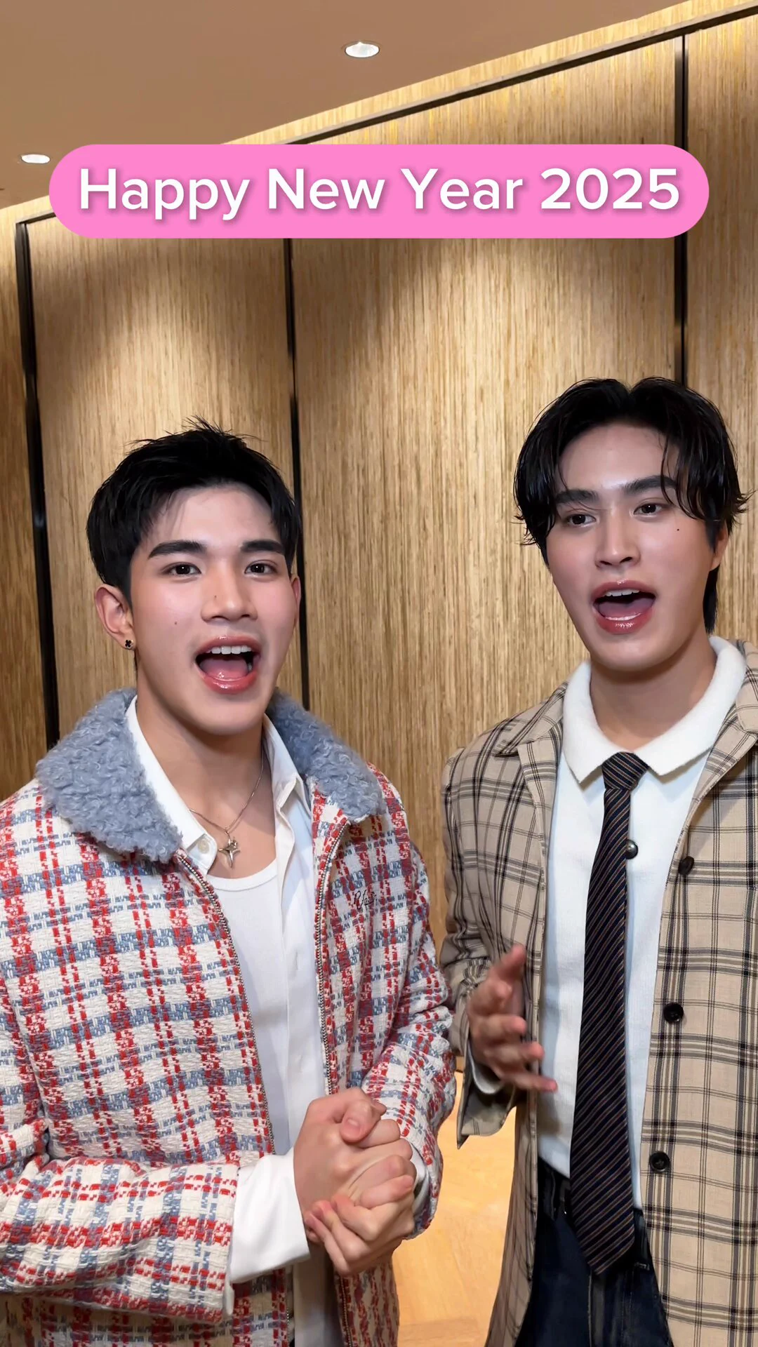 Happy New Year 2025 🎉 วันนี้พี่เจมีไนน์พี่โฟร์ท มาอวยพรปีใหม่ให้ชาว Lazada ทุกคนด้วย ✨🩷 สุขสันต์วันปีใหม่ ขอให้ปีนี้ทุกคนมีความสุขมากๆ สุขภาพแข็งแรง และก็เป็นปีที่ดีของทุกคนเลยยยย 🥳แล้วอย่าลืมมาช้อปกับพี่เจมีไนน์และพี่โฟร์ทที่ Lazada กันเยอะๆด้วยน้าาา 🩷💙 #LazadaTH #GeminiFourth
