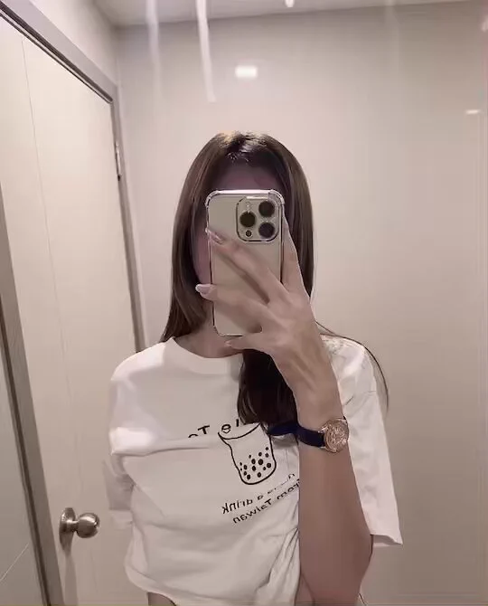 這幾天漲奶很痛又很想要找不到伴侶來抒發去找姐妹出門轉移注意力到了她家 她說還在化妝等一下想說等她就先去上個廁所結果進來沒多久就聽到有打🫧聲傳出來奇怪了不是在化妝嗎🤔聽到後心癢癢的 現在漲奶真的好想要怎麼辦 可以加入戰局嘛#誰懂女生漲奶的感覺IG:beebe__520 https://t.co/TNfeoKQlRZ