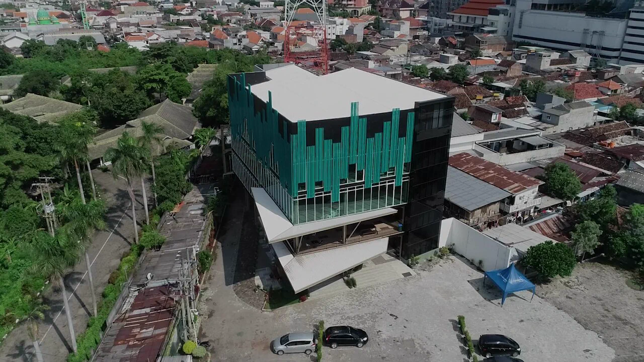 [Editor in Chief's Note]Eddy Prastyo Pemimpin Redaksi Suara Surabaya Media mengucapkan Selamat Tahun Baru 2025Sebagai media, perjalanan Suara Surabaya tak lepas dari peran Anda semua, para pendengar dan pengakses Suara Surabaya MediaBagi tim redaksi Suara Surabaya Media, setiap tahun adalah tantangan yang menyenangkan, untuk bisa terus Bersama Anda dan menemani setiap perjalanan AndaTahun Baru 2025, redaksi Suara Surabaya punya tekad baru di tahun 2025, yaitu transforming ideas, lasting trust with integrity. Kami siap mengubah ide, gagasan dak konsep menjadi kenyataan. Menciptakan peluang-peluang baru dan kebermanfaatan bagi kita semua.Selamat Tahun Baru 2025Semoga tahun ini dan tahun-tahun mendatang, kita semua diberkahi kehidupan dan kebermanfaatan yang baik untuk orang-orang terdekat kita.#Suarasurabaya #Suarasurabayamedia #PemimpinRedaksi #SS #EditorialNotes #TahunBaru #Newyear #Tahun2025