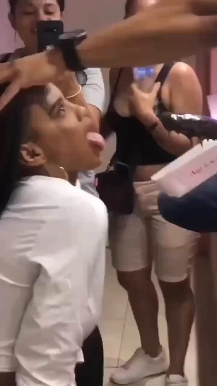 Quando a mulher chega a esse nível de exposição em uma lanchonete, é pq já está no fundo do poço. 🫠🫠🫠 https://t.co/CCglqVhRjt