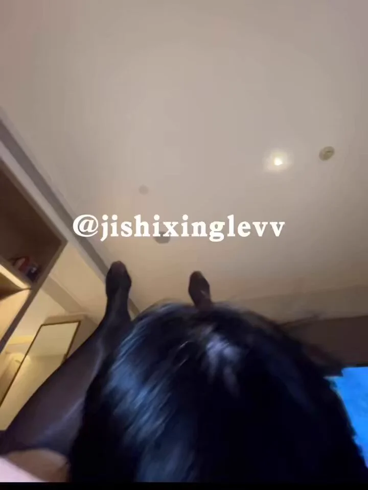 男主：@caonideb7刚见面还是有点尴尬，人家都没全硬直到后面我把他口的很舒服浪费了一个套套 hhhh全视频见电报会员群哦@ToBulma @ToBulaer @KawasawaSen @BulmaList https://t.co/bSIZoljQrb