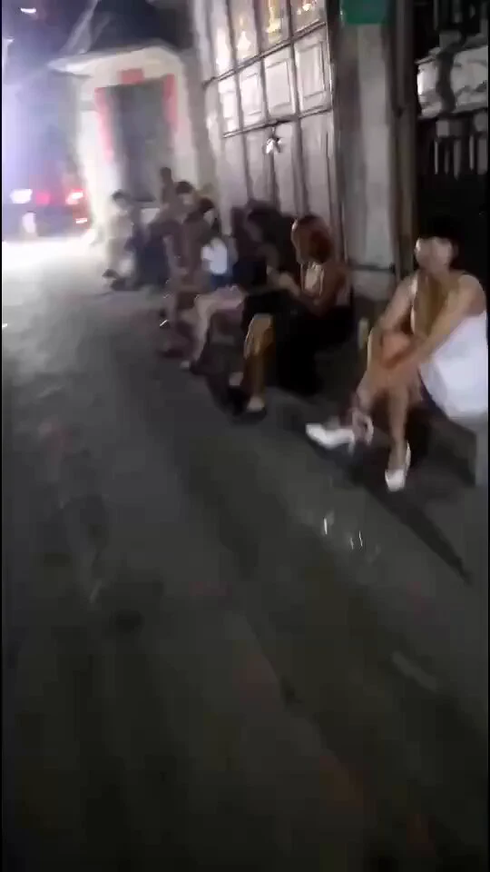 #站街， #站街广州黄埔区大沙地顶岗大街，朋友一直说这里有站街，到了便民车总站往前走到尽头，二边都有顶岗大街最上头。真怀念夏天的氛围随便选，冬天都在店里面了 https://t.co/BoXvAd45th