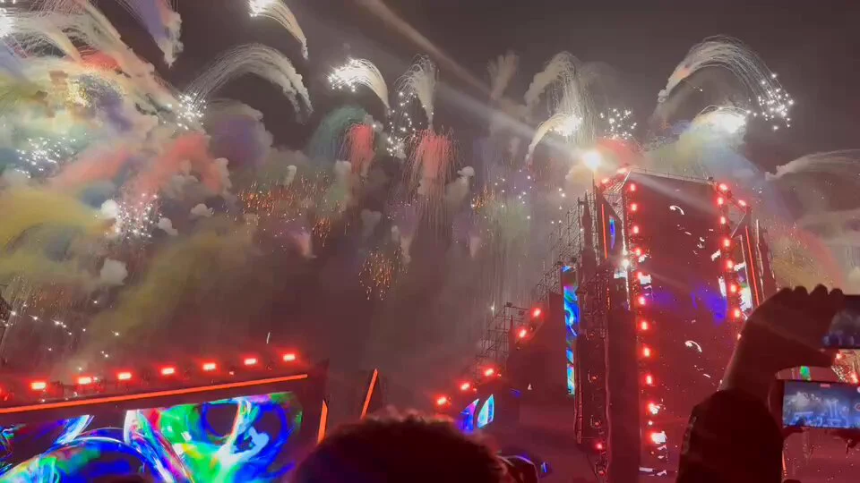 新年快乐 希望大家2025年越来越好～ https://t.co/BGDlHKjypY