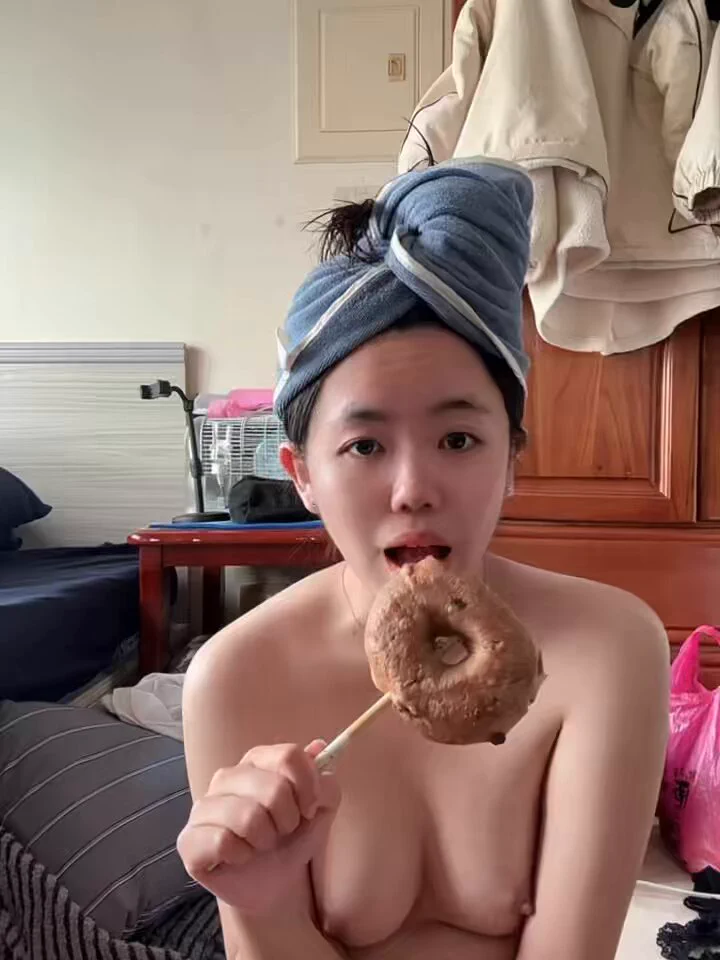 新年快樂🎉狗狗昨天躺在地板 看電視跨年 剩10分鐘 12點狗狗敵不過睏意 去夢裡跨年了😆 小狗窩亂到像炸掉了🤣狗狗也好邋遢🤣 https://t.co/BZ8seu6m4K