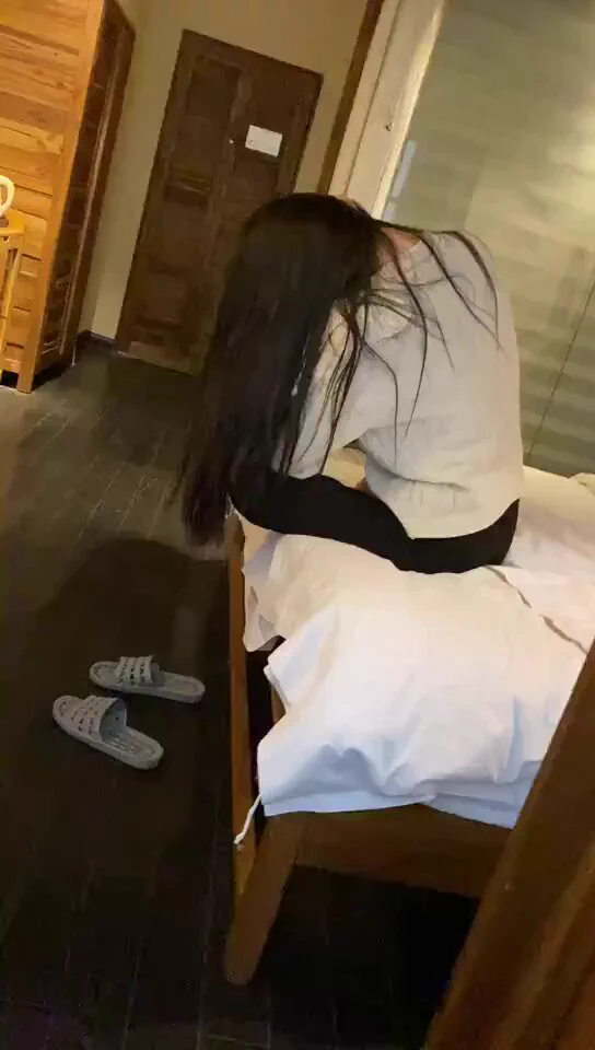 《种马约炮笔记》第九章——给本班女同学破处@SexytoBaby@SexytoLady@SexytoDoll@SexytoGirl今天的故事女主角是我的第一任未公开的女朋友。叫她恂恂吧，和我是一个高中的，同年级不同班，高中的时候并不认识她，是等大学录取通知书到了之后我才知道的她。也是上大学的时候才见到的。先做个铺垫，在这里还要提到两个人，小芳和小宇。我是靠小芳拉近和恂恂的关系，也是小宇的某些行为导致我不得不早点睡了恂恂。我们高中的时候，高一上学期是不分科的，那时候我和小芳在文科班，我俩关系挺好，还是前后排的同桌，我俩成绩也很好，那时候我俩一直是班里的前五名。到了高一上学期结束，我和小芳都选择了学理科，但是我俩没分到同一个理科班，小芳被分到的理科班里就有恂恂和小宇。理清楚了吗？就是高中刚开始我先认识的小芳，然后分班之后小芳和恂恂、小宇成了同班同学。我在他们的隔壁的隔壁的隔壁班。那时候的我并不认识恂恂和小宇。高考结束之后，我们的录取通知书基本都是送到高中学校的收发室，并不是寄到家里。因为小县城很多都是留守学生，一到放假人都不在家，都去了父母打工的城市。那又怎么知道自己的录取通知书到了呢？又怎么还没入学知道本校的哪些学生跟你录取的是同一个大学呢？我高中学校的收发室每年都会注册一个QQ号，从收到第一份录取通知书开始，就会每天在QQ空间发：x月x日，xx大学，谁谁谁；xx大学，谁谁谁。这样一来就能看到自己录取学校的其他毕业生的名字，然后再去同学纪念册上找到她的照片和QQ。我们高中那时候纪念册是涵盖一整个年级的，上面有照片，QQ号还有自己留下的一段话。刚加上恂恂的时候还没开学，当时我才刚拿到通知书。刚开始就简单聊了几句，不过并不愉快，但是也没吵架。也是在那时候加的小宇的QQ。我当时跟她半开玩笑的说：“这收发室上只写姓名，也不写性别。”她直接给我来了句：“还想把妹？”说实话，我当时真没那想法，连人家长什么样都不知道，还把妹，把个屁的妹。我那时候跟我爸在同一个厂里打暑假工，累的要死，一有空就去网吧上网，对女人没任何想法。因为我高中时期对本班女生很反感甚至排斥，我的整个高中时期只有分科前有几个朋友，分到理科班之后没什么朋友。就她说完那句“还想把妹？”这话之后就没有聊过一句，这句话完全是她自己的瞎猜对我的诽谤，所以当时她给我的印象并不好——喜欢没事瞎揣度别人。直到开学之后，好像是军训的第三天吧，那天下午下雨了，所以军训到一半就取消了，那天傍晚举行了班干部竞选，我上台演讲完之后，手机QQ弹出一个消息，发来的是她坐在台下偷拍我演讲的照片。然后我好奇往那个拍摄视角望了望，问她坐在哪，她也往我这边看了过，还对我招了招手。这算是我俩第一次见面。然后我俩有一搭没一搭聊着，发现她其实挺活泼的，之前可能是我误会她了，她其实是那种比较喜欢开玩笑的，活泼可爱的类型，也是个话痨，那天晚上我俩聊了好多。还提到了小芳，我告诉她在文科班的时候我和小芳的关系很好，小芳还认我做哥，然后开玩笑的说让她也认我做哥，她也毫不犹豫地答应了。我还在QQ上找小芳和小宇了解过恂恂，问问她们恂恂人怎么样。后来发现她认我做哥就是占我便宜，第二天中午她直接给我来了句：“哥呀，妹妹没钱吃饭了。”我靠，这明明才开学没几天，怎么可能没生活费，我估计她就是在考验我对她的真心，看我会不会对她好。然后我就给她买了饭还在她宿舍楼下等了她好久。就这样我俩的感情一日千里，还加入了同一个社团，天天晚上一起训练，但是我俩谁也没表白，都不好意思。虽然没有表白，但是相处得像情侣一样。那时候王者荣耀刚出来还不到一年，我们男生都比较喜欢打游戏，在游戏上花费的时间比较多，所以很多时候都是她主动找我聊天，其实发生关系也是她主动的，我没说谎。关于小宇，跟他牵扯的不多，但是那小子跟我们考的同一所大学，只不过不是同一个专业，见过他几次，很瘦，个子高，长得帅。事情的转折发生在国庆节，那年国庆节恂恂和小宇都没离开学校，还约着一起去看了电影，她还告诉我电影叫《从你的全世界路过》，虽然我知道她俩只是普通关系，毕竟高中三年她俩同班同学都没走到一起，到大学基本不太可能在一起，但是我还是莫名有点生气。（虽然当时我俩并没有互相表白，但是我确实有点吃醋）所以国庆节之后的一个周末，我主动约她出去吃饭逛街看电影，还刻意带她到电玩城抓娃娃玩到很晚，都快12点，学校关门了，没地方去，我就说只能在外面住了，我俩就在外面开了个房间。刚进房间其实我俩都有点尴尬，还是我开电视给她看，然后我说先去洗澡，洗完我就裹着个浴巾出来往床上一倒，我说我有点累，想睡觉了，让她把电视声音开小点。恂恂很识趣地把电视声音调小了，然后她也去洗澡去了，洗完之后也裹着个浴巾躺倒我边上，关灯睡觉。我一直在那装睡，当感觉到她躺下的那一刻，我直接把她搂入怀中，她头上的洗发水的味道还挺好闻的。我能感觉到她呼吸很急促，呼吸音也很重，心跳很快。她很配合地躺在我的怀里等我的下一步动作。可是我并没有像爱情片里那样直接亲上去，我迟疑了一下。不知道该怎么来开始这大学里的第一次性爱。估计她当时心里也早已小鹿乱撞了。然后我直接一把抓着她的浴巾，想扯掉，但是没成功，顺着浴巾的边摸到结在她正前面胸部的位置，我把她浴巾解开，一把扯掉，再把自己身上的浴巾解开丢到床下。由于是黑灯瞎火的我啥也看不到。我很霸道得趴在她身上，双手摸到她的头，然后一口吻了上去，她欲拒还迎一般轻轻推了一下又锤了我肩膀几下，直到我把舌头伸进了她嘴里她才停下来挣扎。见她没有一点反应，我把她双手搭在我肩膀和脖子上暗示她搂着我，她也会意了，紧紧地抱着我。那一吻，吻了很久，两条舌头像打仗一样……直到她把手顺着我的身体往下摸，我就知道她可能是等不及了，就往下亲她的乳头，恂恂的胸不大，也就B+罩杯的样子吧，应该不到C。亲吻了一会儿，我左手也顺着她的身体往下探到了那块小草丛。再往下摸到湿漉漉一片，湿湿滑滑的粘液都流到了外面。此时的我也早已饥渴难耐，立刻调整位置，握着我的大肉棒，直挺挺硬往里怼……