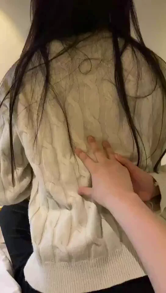 《种马约炮笔记》第九章——给本班女同学破处@SexytoBaby@SexytoLady@SexytoDoll@SexytoGirl今天的故事女主角是我的第一任未公开的女朋友。叫她恂恂吧，和我是一个高中的，同年级不同班，高中的时候并不认识她，是等大学录取通知书到了之后我才知道的她。也是上大学的时候才见到的。先做个铺垫，在这里还要提到两个人，小芳和小宇。我是靠小芳拉近和恂恂的关系，也是小宇的某些行为导致我不得不早点睡了恂恂。我们高中的时候，高一上学期是不分科的，那时候我和小芳在文科班，我俩关系挺好，还是前后排的同桌，我俩成绩也很好，那时候我俩一直是班里的前五名。到了高一上学期结束，我和小芳都选择了学理科，但是我俩没分到同一个理科班，小芳被分到的理科班里就有恂恂和小宇。理清楚了吗？就是高中刚开始我先认识的小芳，然后分班之后小芳和恂恂、小宇成了同班同学。我在他们的隔壁的隔壁的隔壁班。那时候的我并不认识恂恂和小宇。高考结束之后，我们的录取通知书基本都是送到高中学校的收发室，并不是寄到家里。因为小县城很多都是留守学生，一到放假人都不在家，都去了父母打工的城市。那又怎么知道自己的录取通知书到了呢？又怎么还没入学知道本校的哪些学生跟你录取的是同一个大学呢？我高中学校的收发室每年都会注册一个QQ号，从收到第一份录取通知书开始，就会每天在QQ空间发：x月x日，xx大学，谁谁谁；xx大学，谁谁谁。这样一来就能看到自己录取学校的其他毕业生的名字，然后再去同学纪念册上找到她的照片和QQ。我们高中那时候纪念册是涵盖一整个年级的，上面有照片，QQ号还有自己留下的一段话。刚加上恂恂的时候还没开学，当时我才刚拿到通知书。刚开始就简单聊了几句，不过并不愉快，但是也没吵架。也是在那时候加的小宇的QQ。我当时跟她半开玩笑的说：“这收发室上只写姓名，也不写性别。”她直接给我来了句：“还想把妹？”说实话，我当时真没那想法，连人家长什么样都不知道，还把妹，把个屁的妹。我那时候跟我爸在同一个厂里打暑假工，累的要死，一有空就去网吧上网，对女人没任何想法。因为我高中时期对本班女生很反感甚至排斥，我的整个高中时期只有分科前有几个朋友，分到理科班之后没什么朋友。就她说完那句“还想把妹？”这话之后就没有聊过一句，这句话完全是她自己的瞎猜对我的诽谤，所以当时她给我的印象并不好——喜欢没事瞎揣度别人。直到开学之后，好像是军训的第三天吧，那天下午下雨了，所以军训到一半就取消了，那天傍晚举行了班干部竞选，我上台演讲完之后，手机QQ弹出一个消息，发来的是她坐在台下偷拍我演讲的照片。然后我好奇往那个拍摄视角望了望，问她坐在哪，她也往我这边看了过，还对我招了招手。这算是我俩第一次见面。然后我俩有一搭没一搭聊着，发现她其实挺活泼的，之前可能是我误会她了，她其实是那种比较喜欢开玩笑的，活泼可爱的类型，也是个话痨，那天晚上我俩聊了好多。还提到了小芳，我告诉她在文科班的时候我和小芳的关系很好，小芳还认我做哥，然后开玩笑的说让她也认我做哥，她也毫不犹豫地答应了。我还在QQ上找小芳和小宇了解过恂恂，问问她们恂恂人怎么样。后来发现她认我做哥就是占我便宜，第二天中午她直接给我来了句：“哥呀，妹妹没钱吃饭了。”我靠，这明明才开学没几天，怎么可能没生活费，我估计她就是在考验我对她的真心，看我会不会对她好。然后我就给她买了饭还在她宿舍楼下等了她好久。就这样我俩的感情一日千里，还加入了同一个社团，天天晚上一起训练，但是我俩谁也没表白，都不好意思。虽然没有表白，但是相处得像情侣一样。那时候王者荣耀刚出来还不到一年，我们男生都比较喜欢打游戏，在游戏上花费的时间比较多，所以很多时候都是她主动找我聊天，其实发生关系也是她主动的，我没说谎。关于小宇，跟他牵扯的不多，但是那小子跟我们考的同一所大学，只不过不是同一个专业，见过他几次，很瘦，个子高，长得帅。事情的转折发生在国庆节，那年国庆节恂恂和小宇都没离开学校，还约着一起去看了电影，她还告诉我电影叫《从你的全世界路过》，虽然我知道她俩只是普通关系，毕竟高中三年她俩同班同学都没走到一起，到大学基本不太可能在一起，但是我还是莫名有点生气。（虽然当时我俩并没有互相表白，但是我确实有点吃醋）所以国庆节之后的一个周末，我主动约她出去吃饭逛街看电影，还刻意带她到电玩城抓娃娃玩到很晚，都快12点，学校关门了，没地方去，我就说只能在外面住了，我俩就在外面开了个房间。刚进房间其实我俩都有点尴尬，还是我开电视给她看，然后我说先去洗澡，洗完我就裹着个浴巾出来往床上一倒，我说我有点累，想睡觉了，让她把电视声音开小点。恂恂很识趣地把电视声音调小了，然后她也去洗澡去了，洗完之后也裹着个浴巾躺倒我边上，关灯睡觉。我一直在那装睡，当感觉到她躺下的那一刻，我直接把她搂入怀中，她头上的洗发水的味道还挺好闻的。我能感觉到她呼吸很急促，呼吸音也很重，心跳很快。她很配合地躺在我的怀里等我的下一步动作。可是我并没有像爱情片里那样直接亲上去，我迟疑了一下。不知道该怎么来开始这大学里的第一次性爱。估计她当时心里也早已小鹿乱撞了。然后我直接一把抓着她的浴巾，想扯掉，但是没成功，顺着浴巾的边摸到结在她正前面胸部的位置，我把她浴巾解开，一把扯掉，再把自己身上的浴巾解开丢到床下。由于是黑灯瞎火的我啥也看不到。我很霸道得趴在她身上，双手摸到她的头，然后一口吻了上去，她欲拒还迎一般轻轻推了一下又锤了我肩膀几下，直到我把舌头伸进了她嘴里她才停下来挣扎。见她没有一点反应，我把她双手搭在我肩膀和脖子上暗示她搂着我，她也会意了，紧紧地抱着我。那一吻，吻了很久，两条舌头像打仗一样……直到她把手顺着我的身体往下摸，我就知道她可能是等不及了，就往下亲她的乳头，恂恂的胸不大，也就B+罩杯的样子吧，应该不到C。亲吻了一会儿，我左手也顺着她的身体往下探到了那块小草丛。再往下摸到湿漉漉一片，湿湿滑滑的粘液都流到了外面。此时的我也早已饥渴难耐，立刻调整位置，握着我的大肉棒，直挺挺硬往里怼……