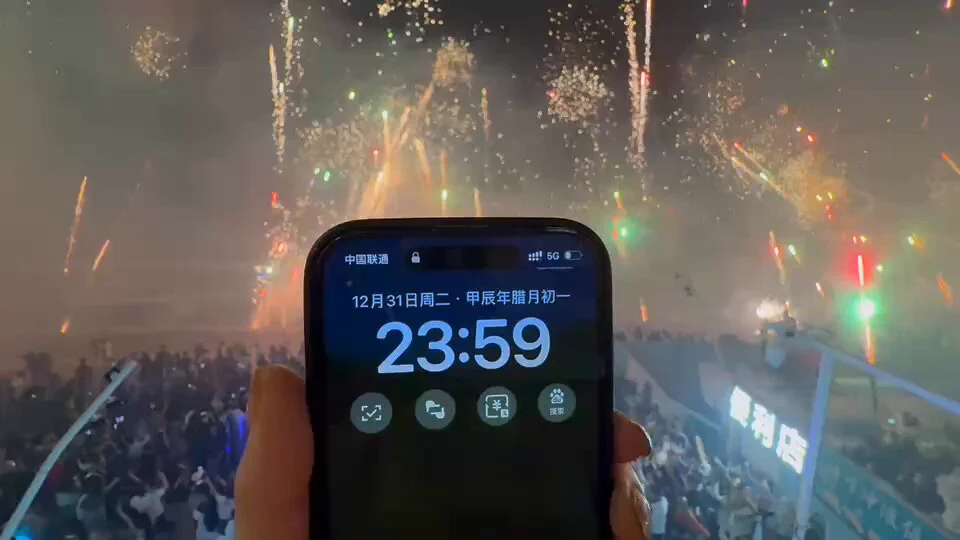 科研小猪回去了，24年最后一天我俩做了好多事。去市区吃海鲜、泰国阿姐SPA、海昌梦幻不夜城、林旺夜市，后海村跨年，放了加特林还圆了我一直想两个人在车里睡觉的梦！因为蜈支洲岛跨年夜车非常多且出口少，就跟小juju商量先在车里睡一觉，两小时以后再走。伴随着零星的烟花爆炸声，还真睡着了～ https://t.co/nRob8xVvCQ