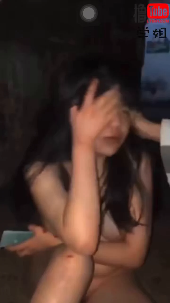 老实人借社会大哥高利贷还不上，被逮到巷子里面扒光了甩耳巴子，即便老实人表示一定会还上，大哥仍然表示要先收点利息，随后让两个小弟把老实人给轮了。更多精彩@lolishequ完整版限时免费观看👉 https://t.co/eJPf8crqBm（如果链接打不开请复制到浏览器打开）搜索关键词：校园bao力 https://t.co/jhu1ZrcoaP