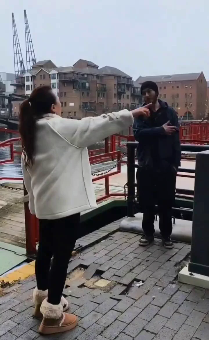 英国伦敦，华裔女子在营业的餐厅被贼占领，无奈报警后告知是合理入侵，对方贴过告示就是属于他的了... https://t.co/stJ6L3XBB6
