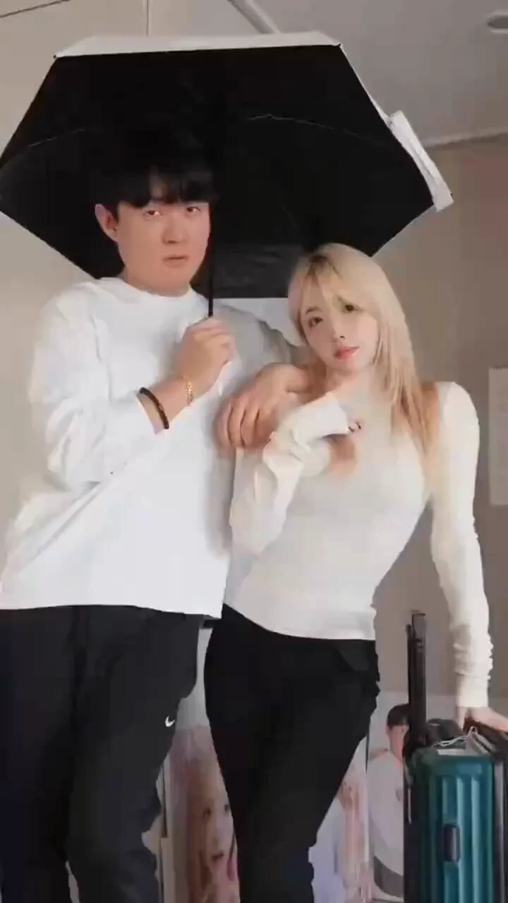 在韩国很有人气的日韩夫妻日本老婆似乎在中国玩的意犹未尽，在她的社交账号上连发7条他们在中国旅游的视频。街道，景区，酒店都有，汉服，旗袍都体验了一遍 https://t.co/gjfUZoR2xP