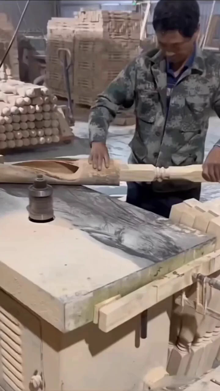 Machining spiral spindles 📹woodencraft_expert https://t.co/jfnSi3Fvsl