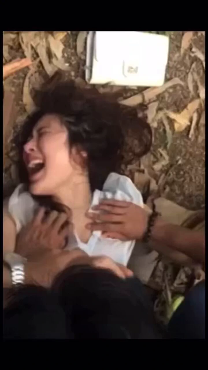 边境不是天堂，业绩不达标要逃跑是很难的深山迷路，又被几十人搜山抓回，按在路上轮操完整版视频链接：https://t.co/u0zallzJw3如果打不开可复制链接到其它等浏览器打开打开app搜索关键词：缅甸 https://t.co/Wqs3zBDoEs