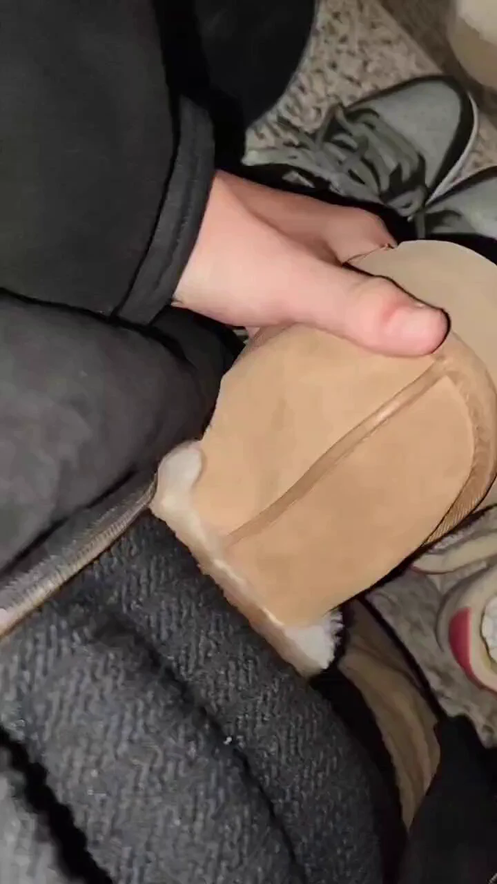 不知道老师花大几百买个棉拖鞋干啥 这就是品牌效应么哈哈 不过拖鞋是真的香 套在里面也很舒服 没一会就射在里面了 希望你穿这个别穿袜子奥 胶图已更新在群里 #扫楼打胶 #扫楼 #打胶 https://t.co/wV0XB9Rpjv