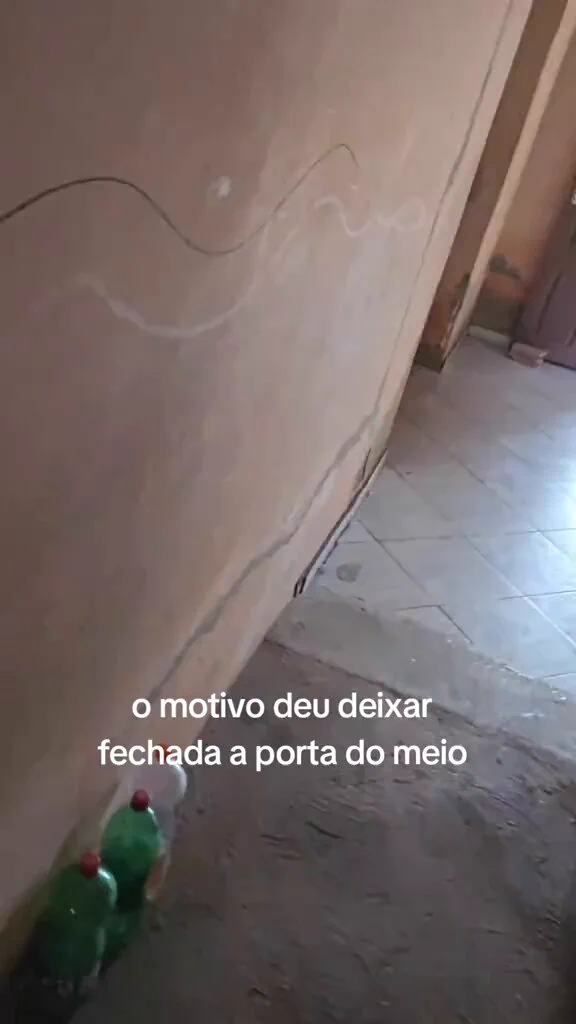 O melhor é que ela realmente tá sentada, SENTADA KKKKKKKKKKKKKKK https://t.co/GoIEV1aUVk