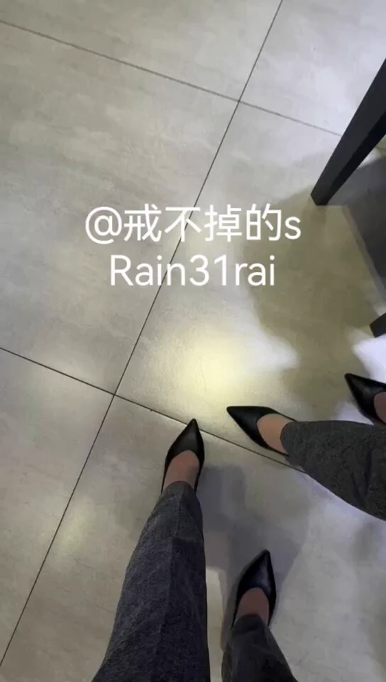 #专柜收丝 短肉几把套子到了，正常工作时间穿的，马上过年了不留尾货，活动买四送一，买六送二，爽快的买多的送柜姐在柜台里自拍丝袜脚视频，需要的联系图2出双工作鞋，送图片里的丝和完整视频。 https://t.co/AtjtNlCOFP