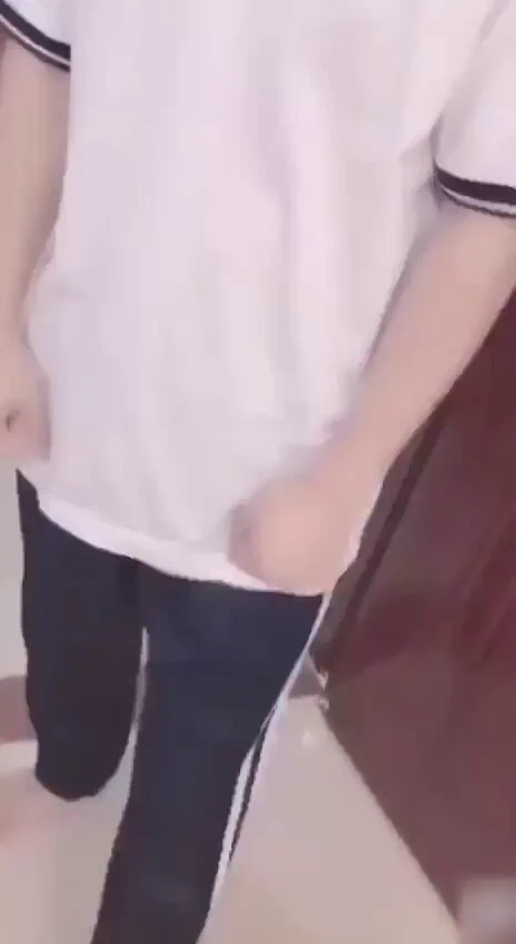 弟弟受委屈哭着走进黑丝姐姐房里😂想办法安慰弟弟，直接把他第一次玩没了！高清完整版已上传 观看链接在评论区 https://t.co/QXWMGn6QVb