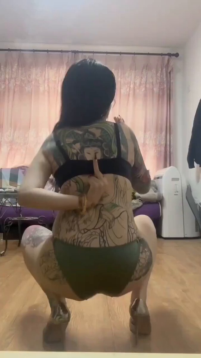 夜场卖逼的精神亲妈对着你比中指，拿你当傻逼让你用舌头给她擦鞋底

电报聊天群： https://t.co/LtD5HbXtOG

#精神小妹 #无脑上供  #冤种  #舔狗  #洗脑 #奴下奴 #白给 #红框挑战 #男M任务 https://t.co/vHmydJI81n