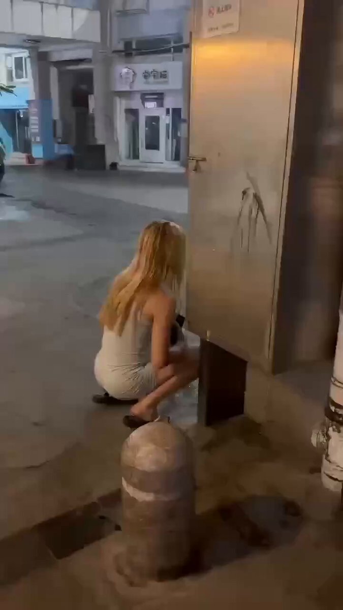 正常人：
 高贵精神小妹在路上边尿边浪叫！一会要被路人拖走给操了

 大傻逼：
 我妈陪酒憋尿憋不住了，好高贵，好性感，我想把钱全都上贡给她，躺她腿中间喝掉她给别人陪酒代谢出来的身体废尿！

 电报聊天群：  https://t.co/FaIKOBxpK3

 #精神小妹 #无脑上供  #冤种  #舔狗  #洗脑 #奴下奴 #白给 https://t.co/dNNEI4hg3s