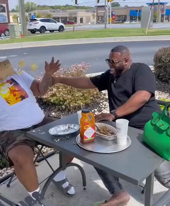 Nobody : Me &amp; my friends telling jokes : https://t.co/JUHahTLJra