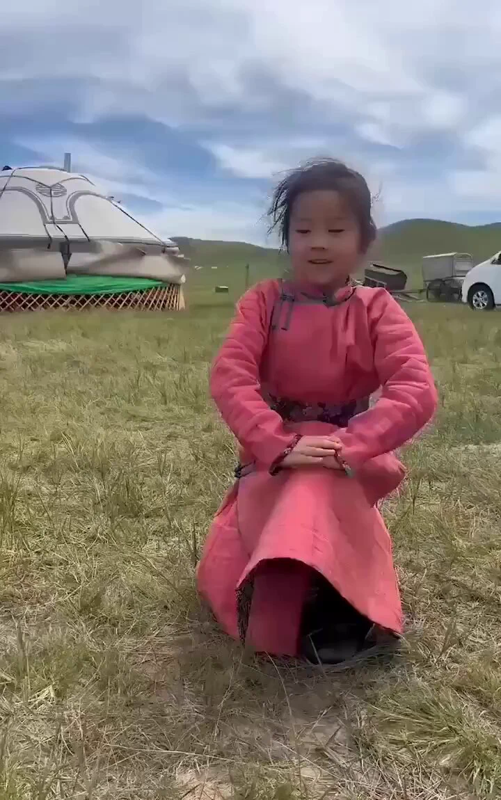 Traditional Mongolian DanceShe is too adorable. https://t.co/05G6P756ZY