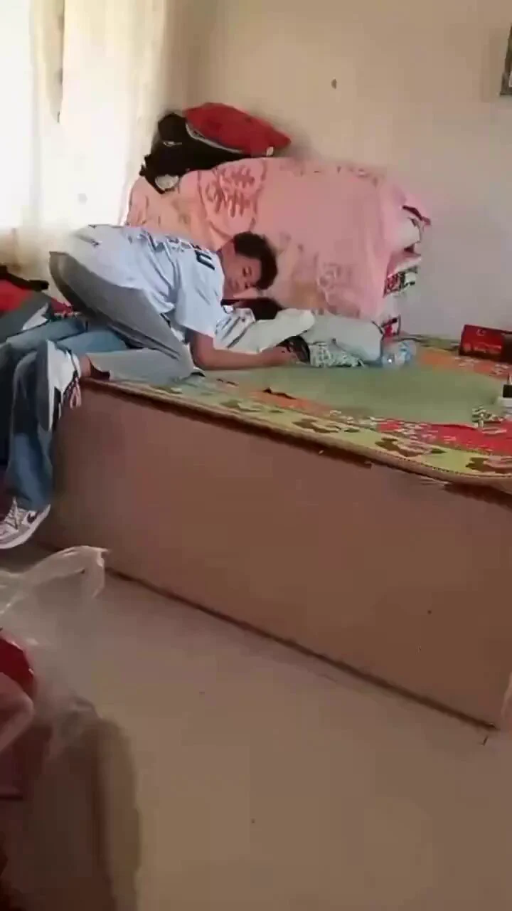 小伙硬干姐姐闺蜜😍姐姐拉开门帘，给你一分钟哈哈姐姐这是侮辱人吗？ 高清完整版已上传 观看链接在评论区 https://t.co/vXyiUDR4OM