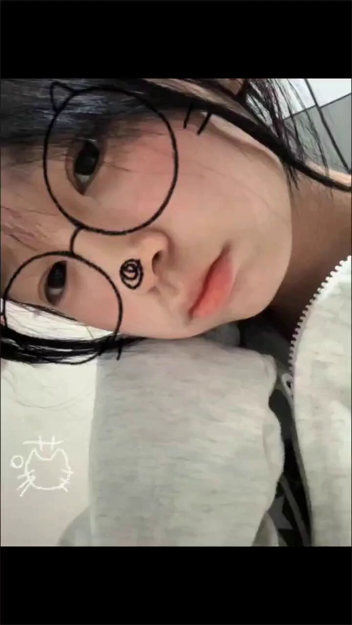 人在面临幸福时会突然变得胆怯 抓住幸福其实比忍受痛苦更需要勇气.@MaecMax @QnewHome@WaecMax @SnewHome@DaecMax @DnewHome@GaecMax @GnewHome https://t.co/CYnYv0OPbj