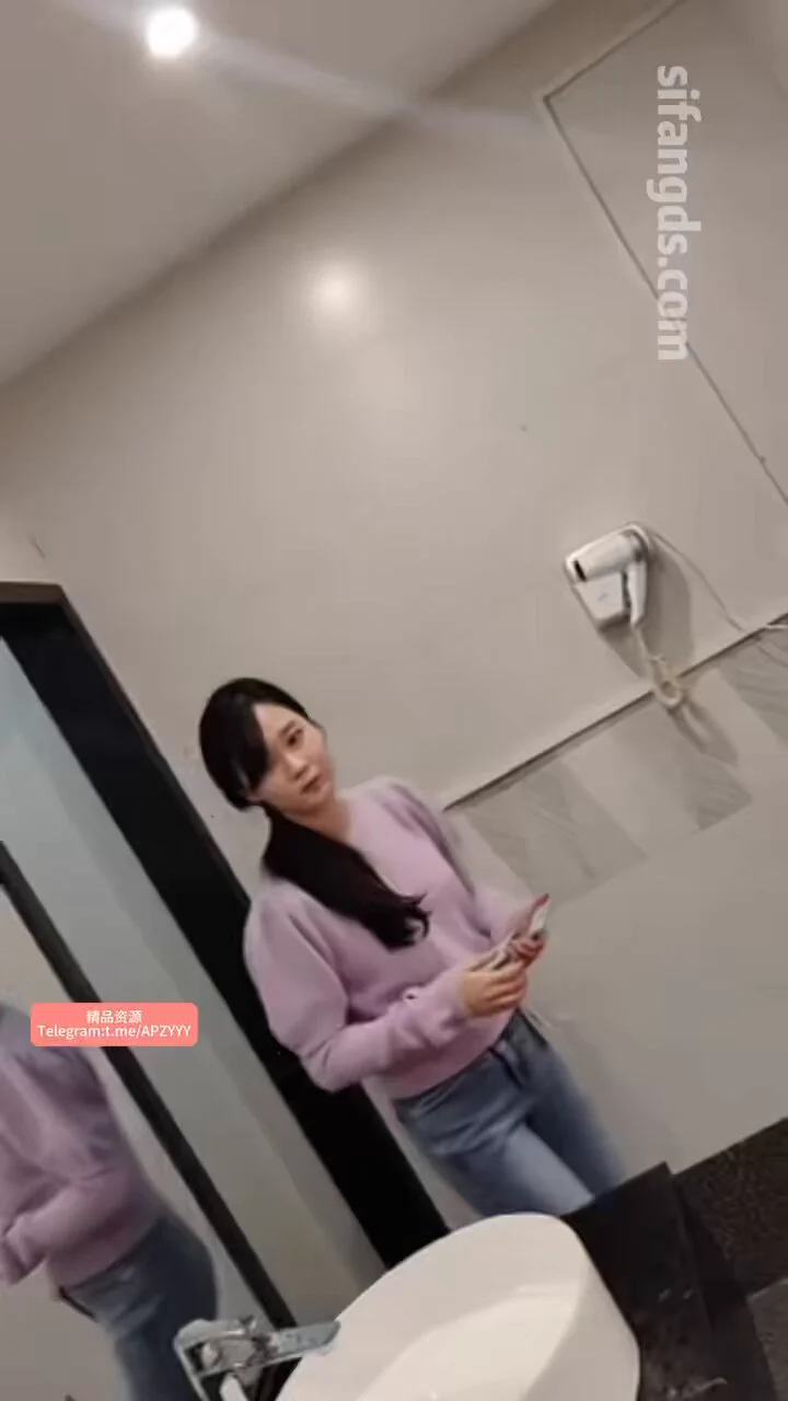 ✨一直迷恋幼儿园老师许久 终于让我等到她上厕所了 进去开闪拿下 老师的逼很嫩 还有一点白带 好想舔！👉: https://t.co/zFrV46i1Bc https://t.co/oirrA9sP20