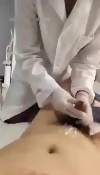 小伙去割包皮女医生一直玩弄他的阳具😍就把女医生强上了，“啊～哥哥在快点～” 千的小少妇骚穴高潮不停喷水到抽搐！高清完整版已上传 观看链接在评论区 https://t.co/Ufzu0sqNn2