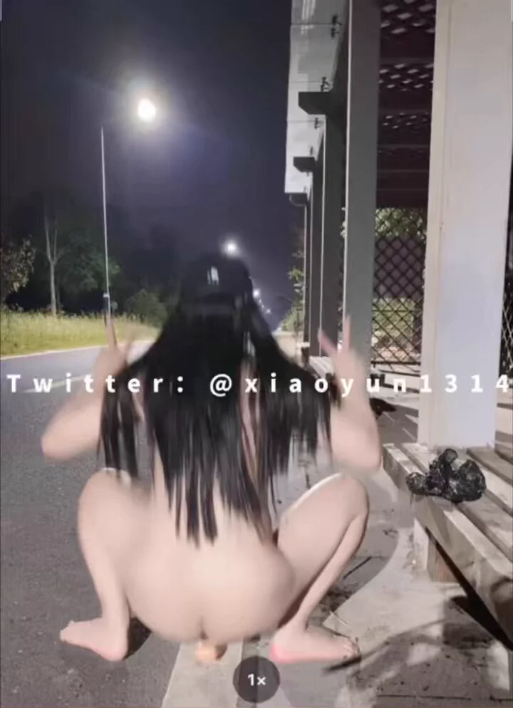 ♡公交站台旁边，♡脱光赤裸用大肉棒自慰！♡一边插，一边用袋子套住头！♡完全看不到周边有没有来人！♡这种未知的刺激感真的好喜欢！ https://t.co/uZFXcKMJbw