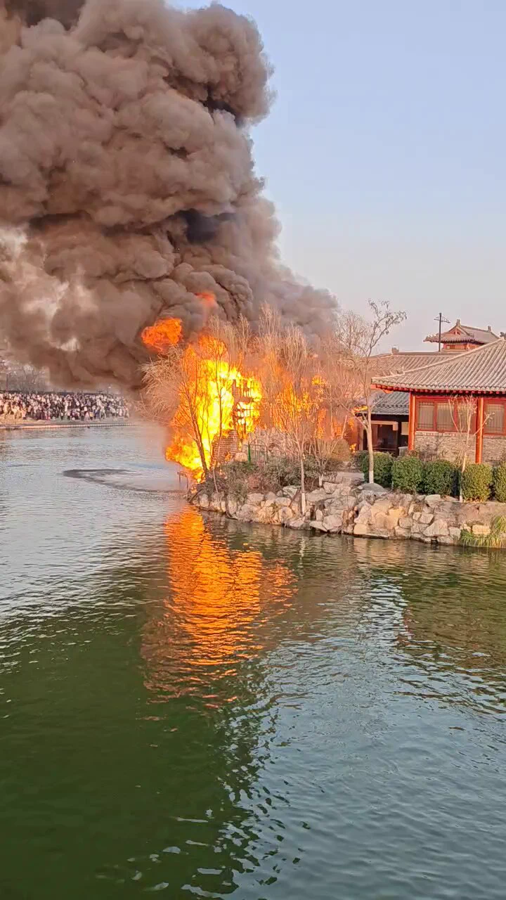 昨天清明上河园的票价值了，看到了隐藏版实景演出(其实是演出失误玩大着火了😂) https://t.co/SafbAjOWad