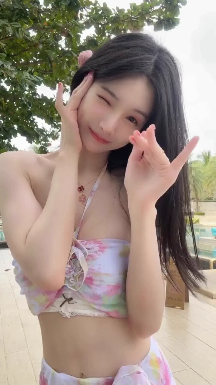 穿泳衣在三亚跳舞噜～ https://t.co/Oopf75PmBa