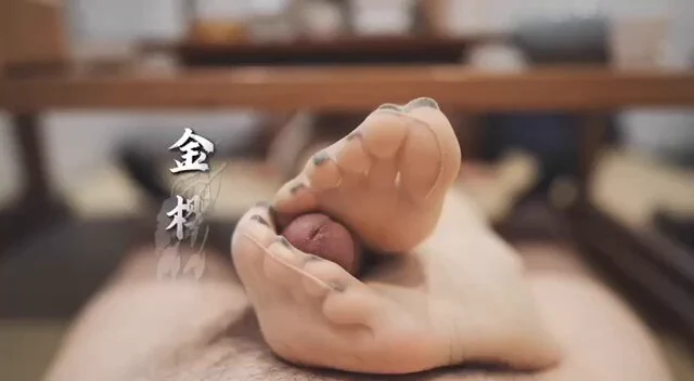 不好好喝着茶非要一直盯着我的脚看，现在惨了吧，裤子都被姐姐扒下来了@BulmaList @ToBulma @ToBulaer @KawasawaSen https://t.co/4L8CT08Tzm