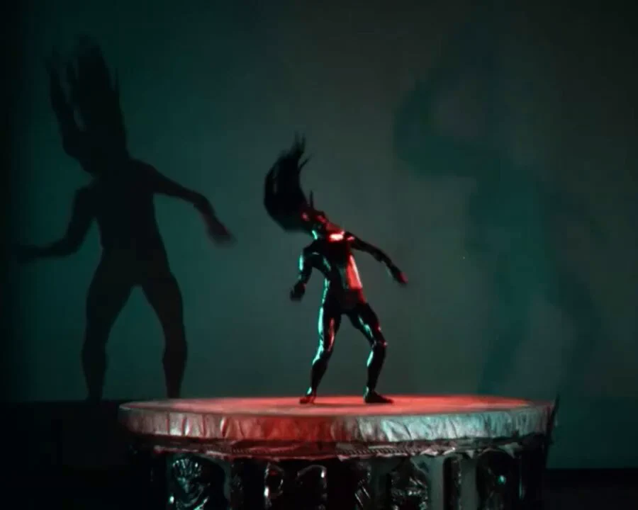 This absolute beautiful shot looks modern but it's actually a sequence from a 1930 movie called "King Of Jazz" directed by John Murray Anderson.Shot on ancient 2-strip Technicolor https://t.co/fsLAsvShPD