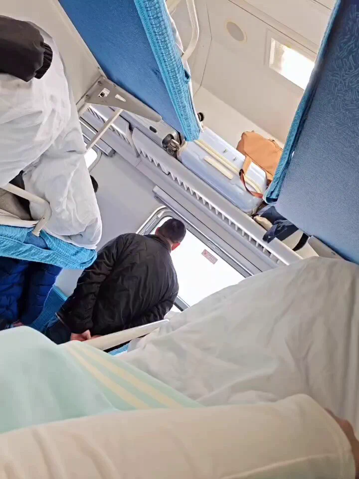 请路过的杂鱼大叔们吃小雪糕🥺 https://t.co/Fk492fEtgJ