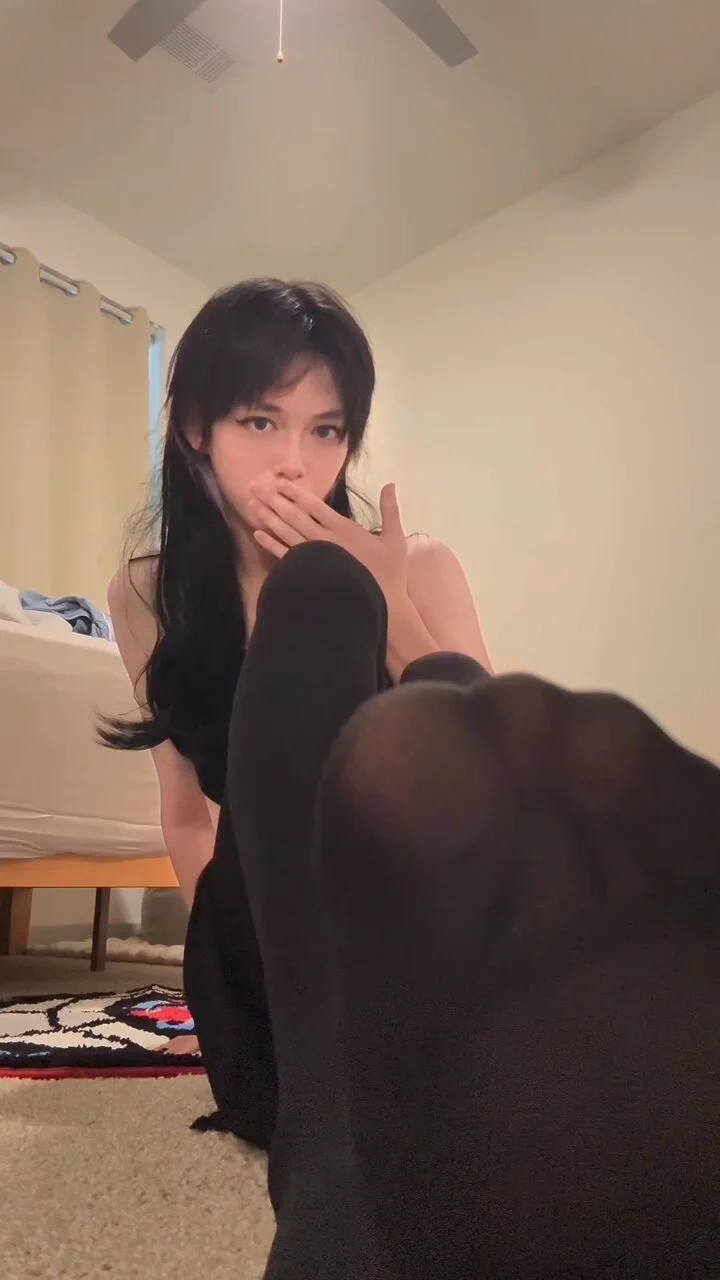 推特上的大家怎么还是喜欢看这种奇奇怪怪的东西，这到底是为什么？真的这么喜欢我一脸嫌弃地给你看脚底嘛🫨 https://t.co/frkTms11xn