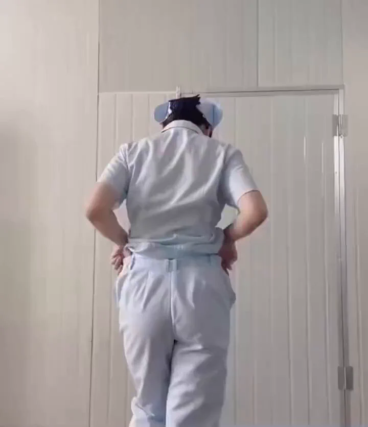 大家都开始陆续放假了～只有小护士还在努力的加班…偷偷在更衣室给大家看看护士服下面的样子吧，肉丝和黑色内裤挺搭配的吧～你有没有后入的想法🤭 https://t.co/bWr14rFrCT