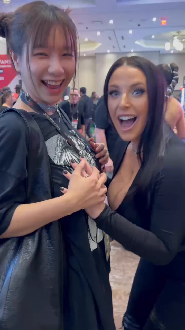 My idol @ANGELAWHITE said my breasts are very soft! It’s the first time I willingly waited in line for 2 hours for someone. Meeting her made this trip from Taiwan to the U.S. totally worth it!!! https://t.co/Oh2oxn0Th5