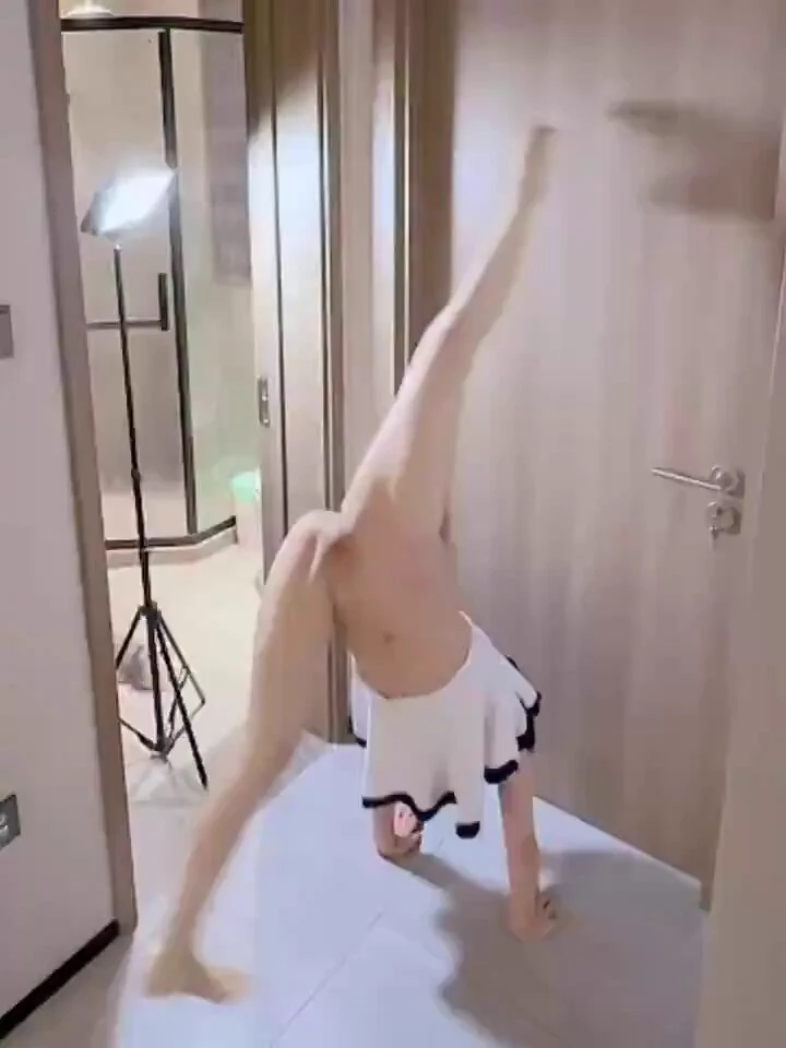 下课后的舞蹈生回家给🚪哥表演倒立 https://t.co/M3ahGgWDoe