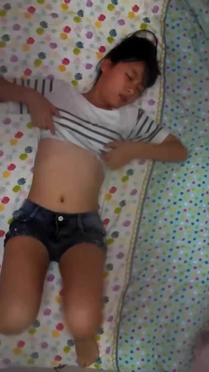 妹妹房间发出奇怪的声音，哥哥不放心进来一看发现妹妹是在做春梦，看着欲火焚身的妹妹，哥哥鸡吧已是邦邦硬决定帮她一把，妹妹可别怪哥哥呀完整版视频链接：https://t.co/9AcS0uXMkc如果打不开可复制链接到其它等浏览器打开搜索关键词：网年少 https://t.co/89VHl0bbms