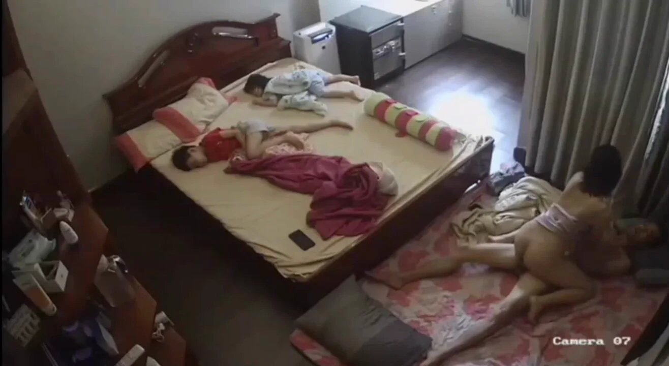 一家四口的早晨，老公晨勃鸡巴硬绑绑，拉起老婆就要泄火，两娃在床上睡得正香，夫妻二个在床下干柴烈火，生了二娃的少妇身材还不错，奶子很喜欢，老公一边操一边吸奶，紧张刺激完整版45分钟在首页置顶TG群 https://t.co/MspvI3yYm7